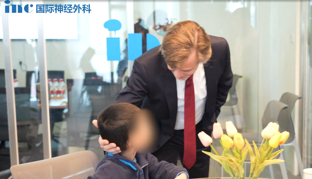 此时，那个躺在病床上的孩子长高了，文静乖巧地待在妈妈的身边。“孩子现在强壮起来了。”林林妈妈对孩子的状态非常满意。看着瘦弱的孩子长高长大，福教授轻轻摸着林林的头，目光格外温柔。