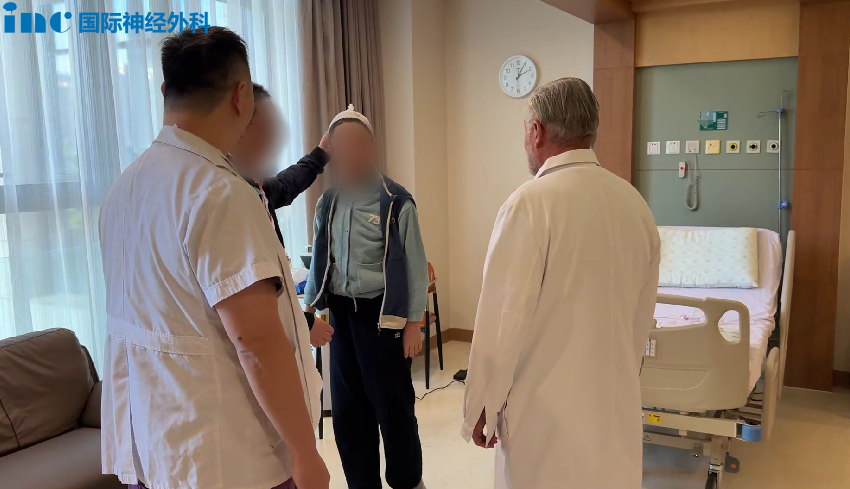 术后第9天，佑佑在经历了开颅手术后展现出了惊人的恢复力。他步伐稳健地在室内自由行走，脸上洋溢着生命力。