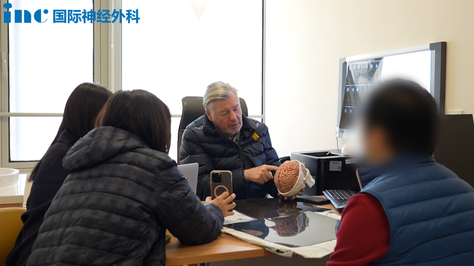她的右顶叶存在异常信号，可能是低级别肿瘤或脱髓鞘病变，鞍区还疑似有拉克氏囊肿。