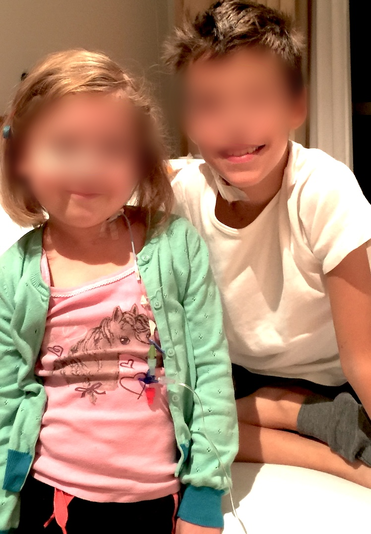8岁的Emma（左）和9岁的Andy（右），因脑干肿瘤相遇，他们的父母都找到巴教授，希望为孩子解除病痛。