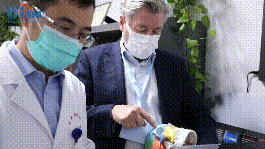 示范手术期间巴教授与苏大附儿院王杭州教授分析颅内相关解剖重点