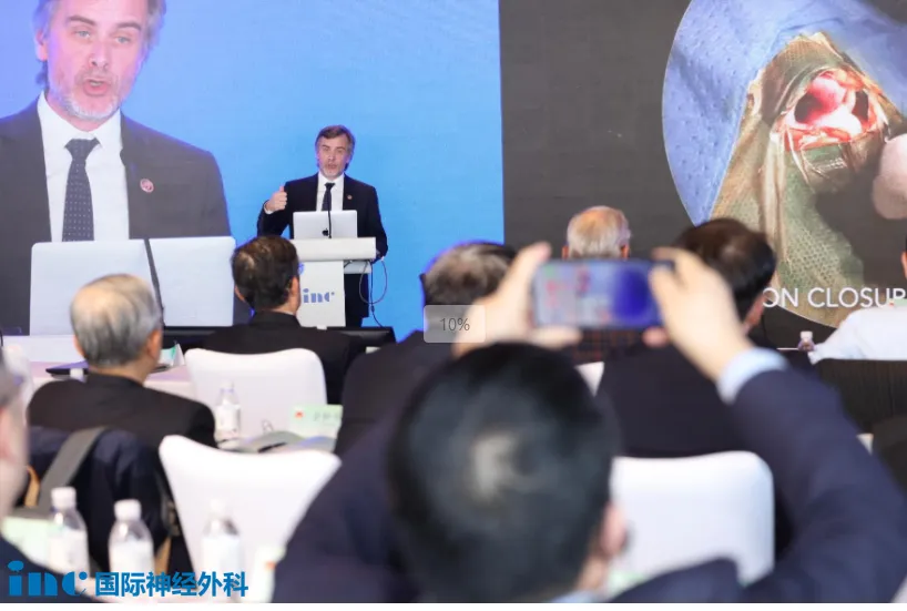 随后展示了外置打结技术——只见他轻轻牵拉主线，结扣便精准滑入预定位置，完全避免了，所有打结都在鼻腔外部完成。