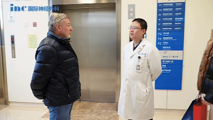 巴教授亲自查房时，他已能精准完成指鼻试验，这一重要临床指标不仅印证了手术的成功，更标志着患者的小脑功能得到了保留。