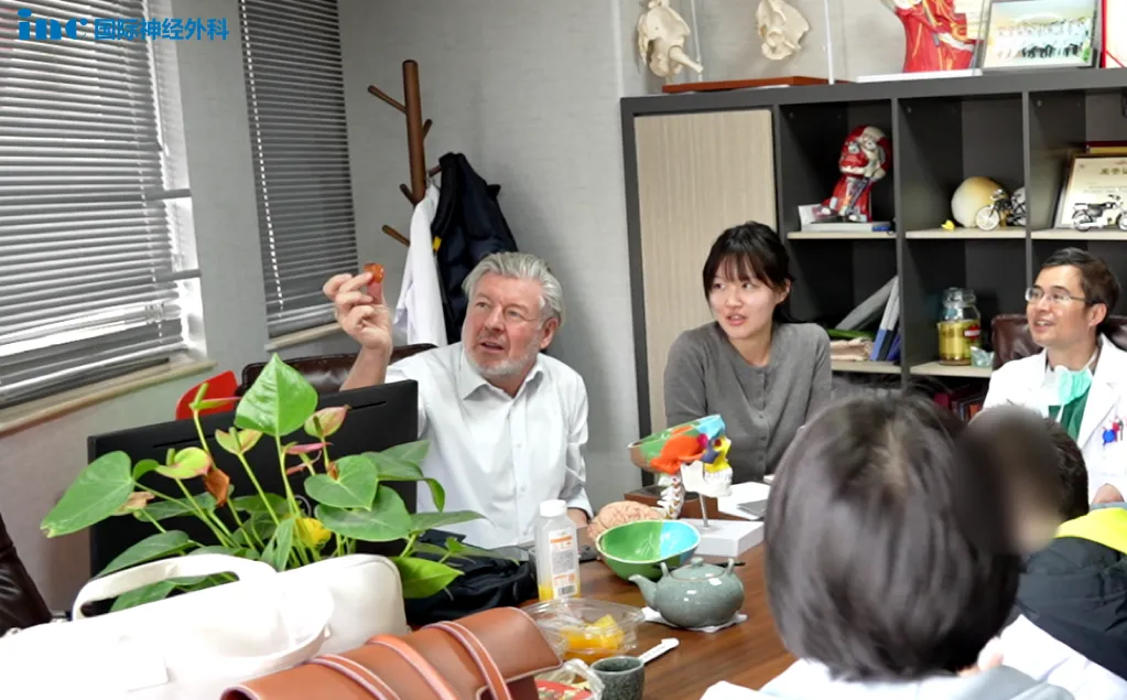 术前  小旭亲手送给巴教授一枚小“琥珀”