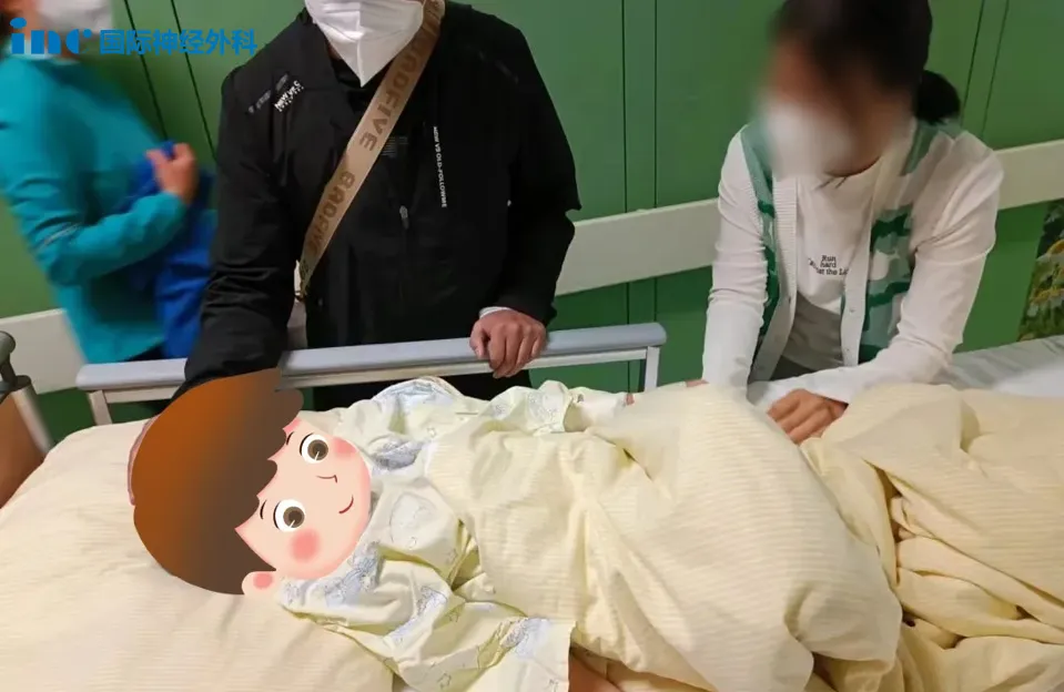 即将手术  即将推入手术室，父母在为灿灿加油