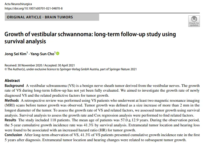 《Growth of vestibular schwannoma: long-term follow-up study using survival analysis》研究中，对听神经瘤的生长特性展开深入探究。研究团队对118例（平均年龄57.0±12.9岁）接受过至少两次MRI检查的新诊断VS患者进行回顾性分析，以肿瘤最大直径增加＞2mm作为生长标准。通过生存分析发现，患者5年累计生长发生率达41.3%。进一步的多因素分析显示，肿瘤位于鼓室外和存在听力损失是预测肿瘤生长的独立危险因素。这些发现为VS患者的个体化随访策略制定提供了重要依据，特别是对于具有高危生长特征的患者可能需要更密切的影像学监测。