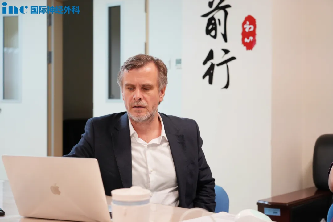 不开颅，通过单鼻孔内镜手术，为两名颅底肿瘤患者进行手术