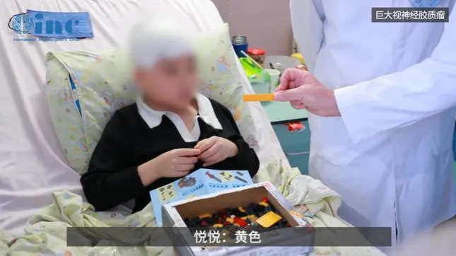 术后5天，悦悦在病房中全神贯注地玩着乐高。如今他已经能够准确分辨不同颜色的积木，意味着他辨色能力逐步好转。