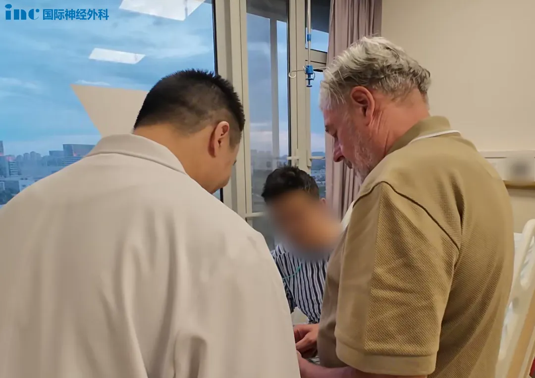 谁能想到眼前这位头发浓密、中气十足，看着和正常人没太大区别的男士，竟是延髓肿瘤术后仅1天的患者！作为神经外科的“生命禁区”，延髓手术风险极高，但他的恢复却令人惊喜。肿瘤成功切除，普通病房内，巴教授拿出手机里记录的关键手术操作画面，分享给他。