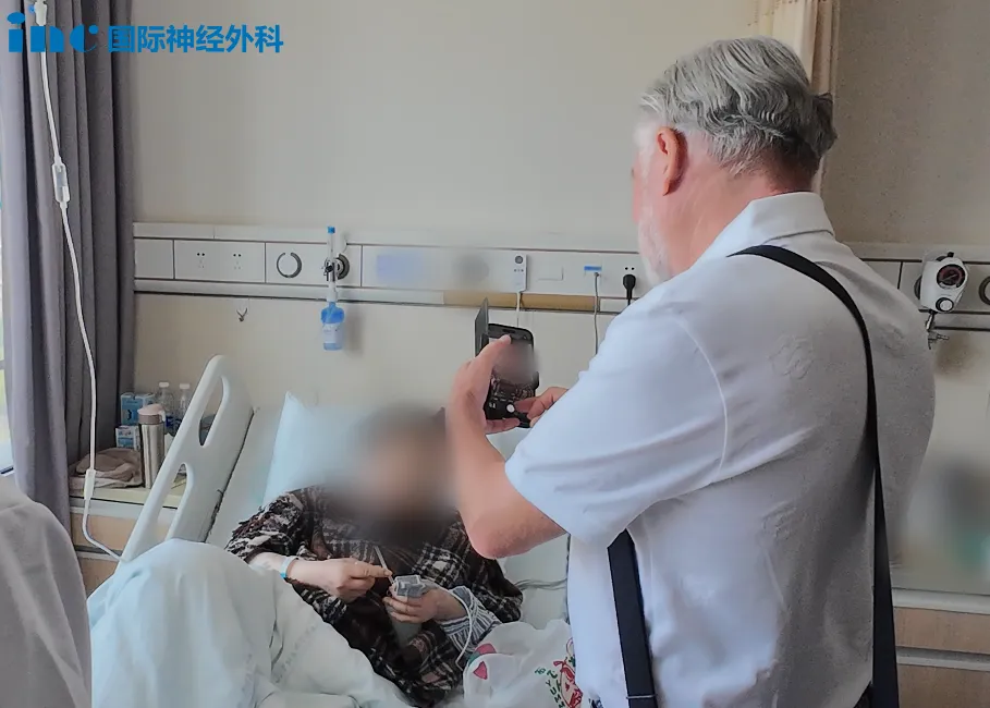 从确诊到成功手术仅一个月，术后第一天便转出ICU，状态良好。当巴教授前来查房时，程女士欣喜地分享自己的情况，一切都很好，没有面瘫，自述好像听力也好些了……