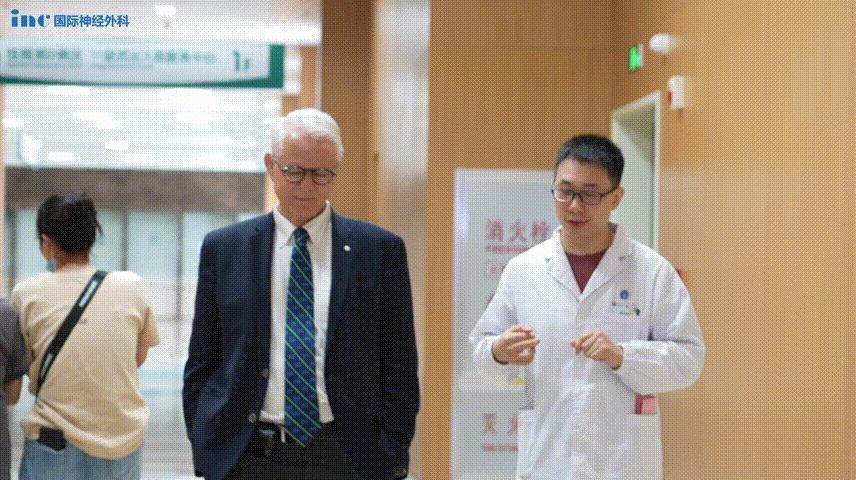 Rutka教授对武汉协和医院先进的智能化手术平台和重症监护体系给予高度评价。