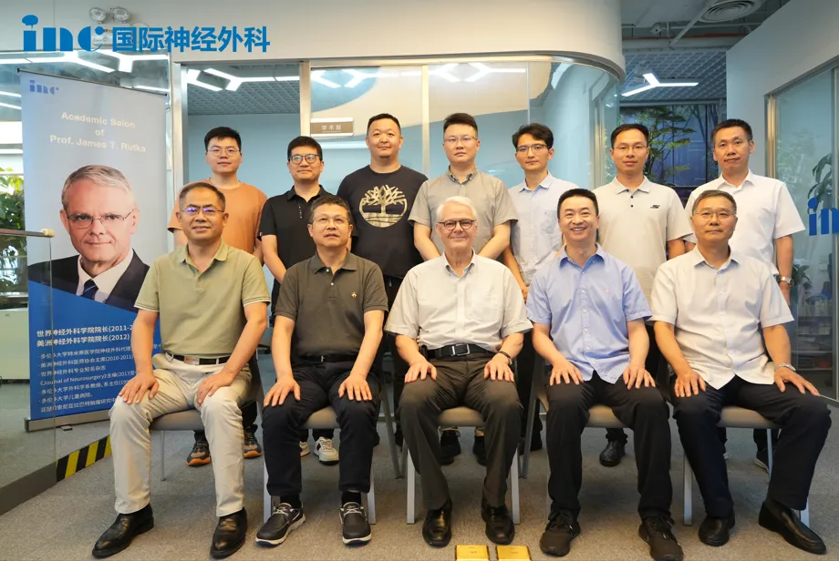INC为本次每一位来参加学术交流的专家都颁发了相关证书，并与鲁特卡教授进行合影。