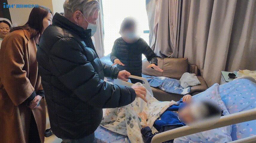 巴教授在认真检查了跃跃双手的功能后也表示没有问题，孩子会恢复得越来越好。