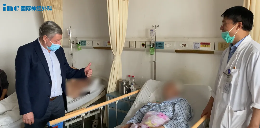 术后第三天查房：刘先生恢复很好，巴教授查看过后为刘先生再次点赞