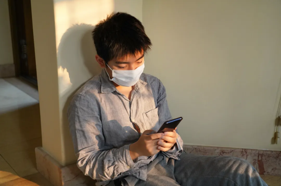 是咬牙挺过考试，还是立刻手术？