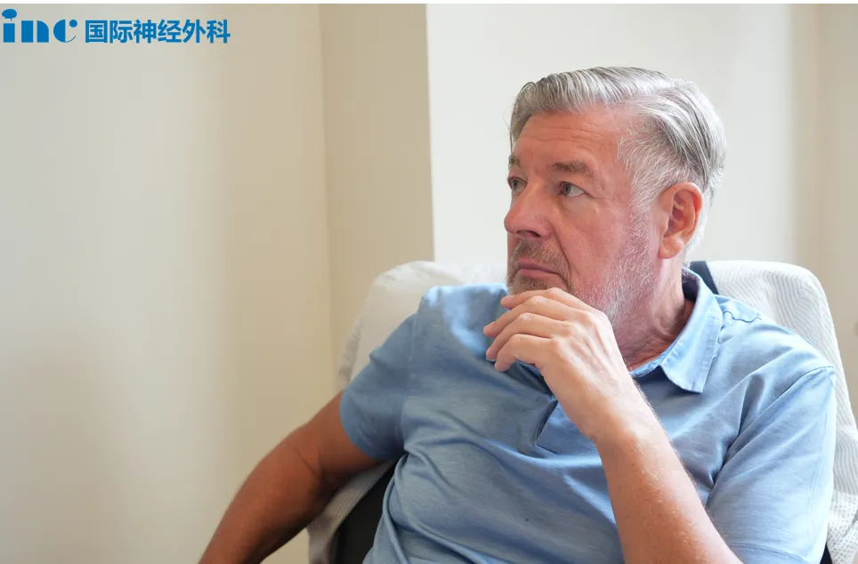 尽管行程紧凑，巴特朗菲教授抵达天坛医院后，仍不断有慕名而来的患者带着殷切期望寻求手术机会，巴教授一一解答他们的疑虑。