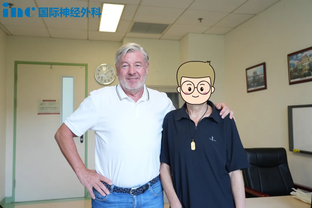 62岁患者江先生一家此次专程来感谢巴教授。这一次，一家人一扫术前的阴霾，带着灿烂的笑容而来。女儿精心为教授准备了英雄牌钢笔，“巴教授，您是我们全家人的英雄！”