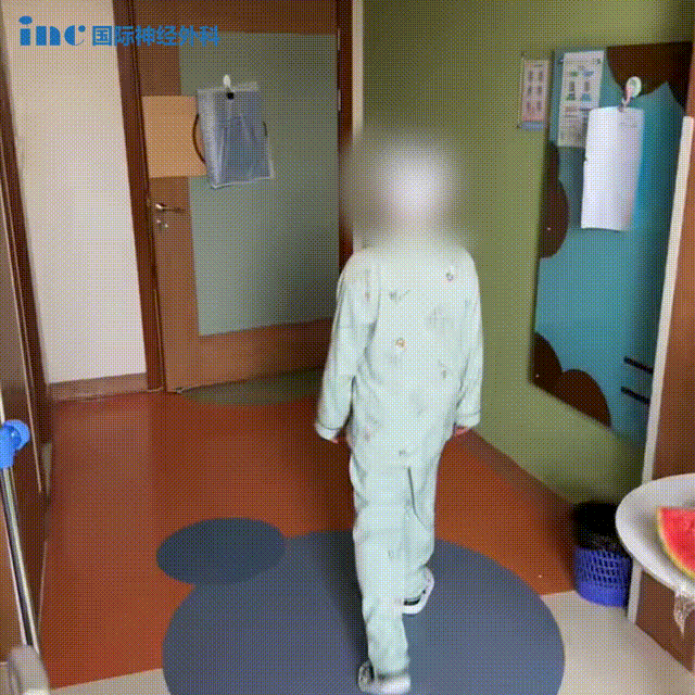 术后仅仅1天，这个曾被医生认为不能手术的男孩就已恢复了往日的活力，盘腿坐在病床上的他活动自如，术后第3天，更是完全能够独立行走