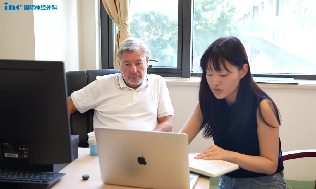 巴教授：我可以提供手术治疗，患儿绝对需要采取手术干预，而不是置之不理。他们最好在今年内就让患儿来苏州大学附属儿童医院，我们可以明确所有问题，并进行手术，这将使孩子迈出非常重要的一步。（不手术）孩子的视力可能会更加恶化，这也是不应该选择观察而应进行手术的另一个原因。