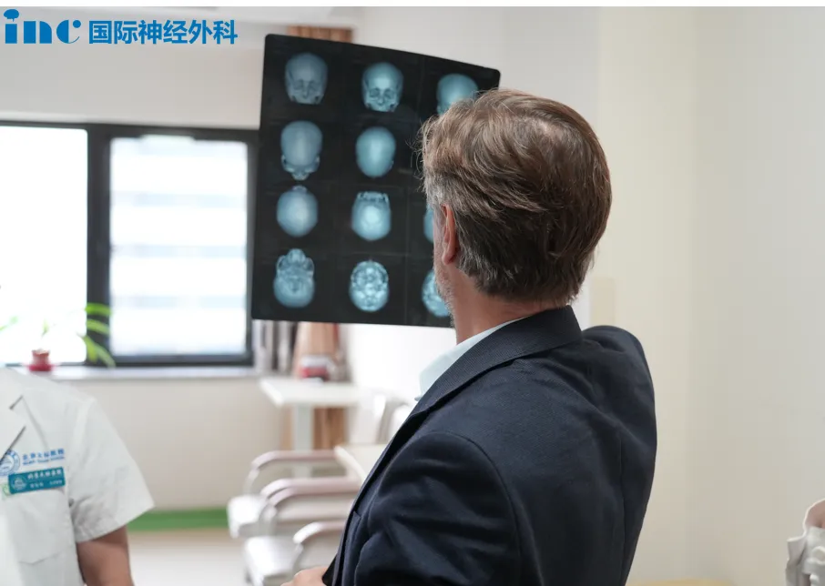 在北京天坛医院，INC福教授为她成功手术——“我在ICU里面呆了4个多小时就出来了，第2天下床，第9天出院。
