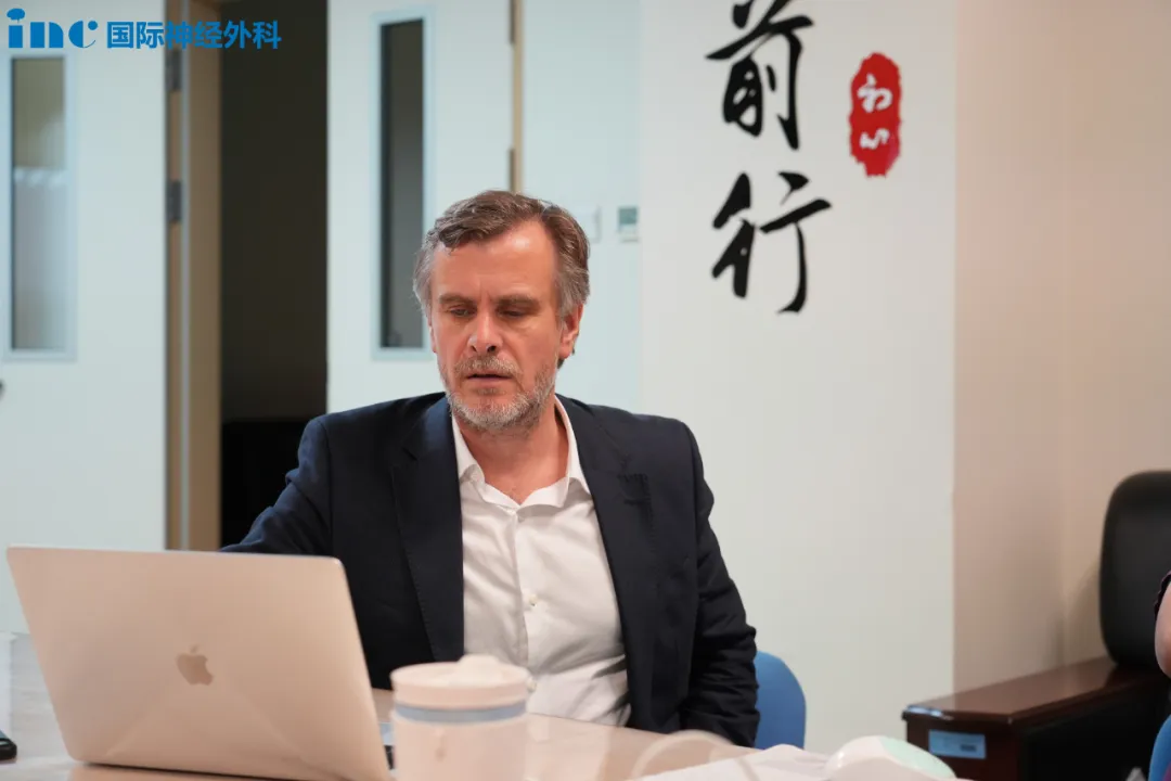 福教授做过类似手术吗？