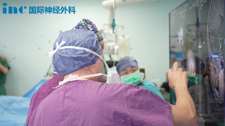 巴教授术前与手术团队讨论