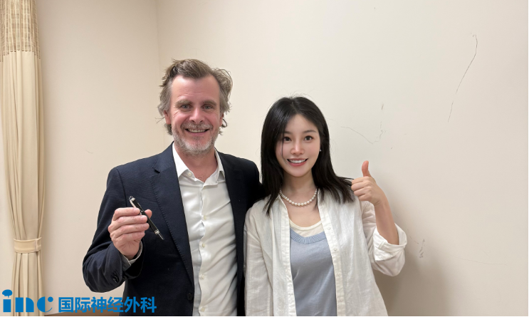 小宛和主刀福教授合影