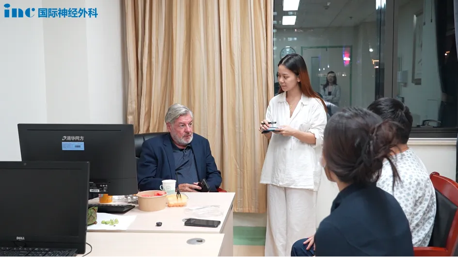 术前,巴教授与申先生及其妻子进行谈话
