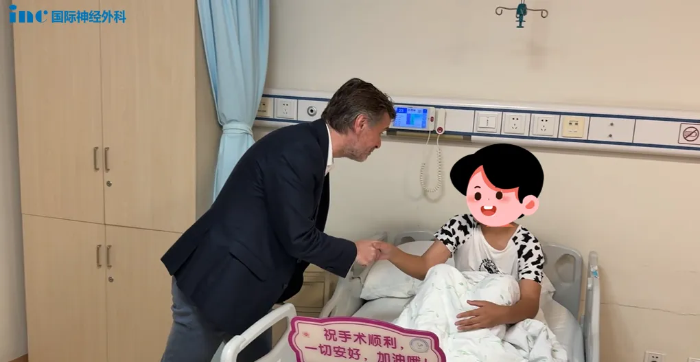 这场手术并非传统意义上的开颅手术,而是经鼻手术。