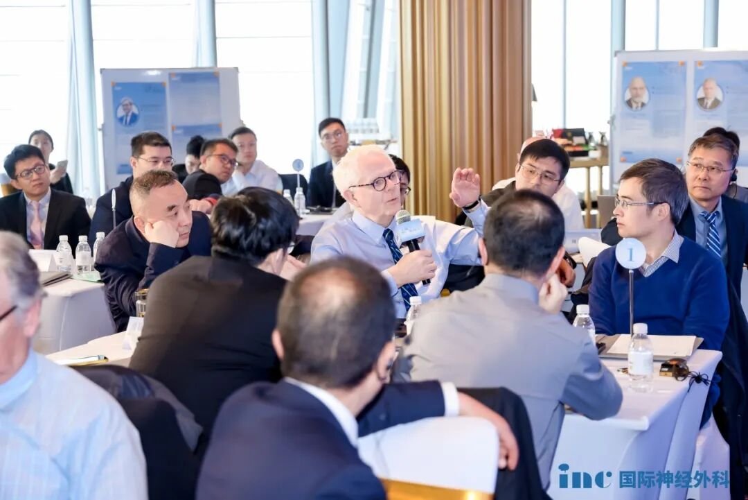 自由讨论阶段,参会者们自发带来了自己的学术论文,其中一些学员的论文摘要通过海报的形式在会场内进行张贴。