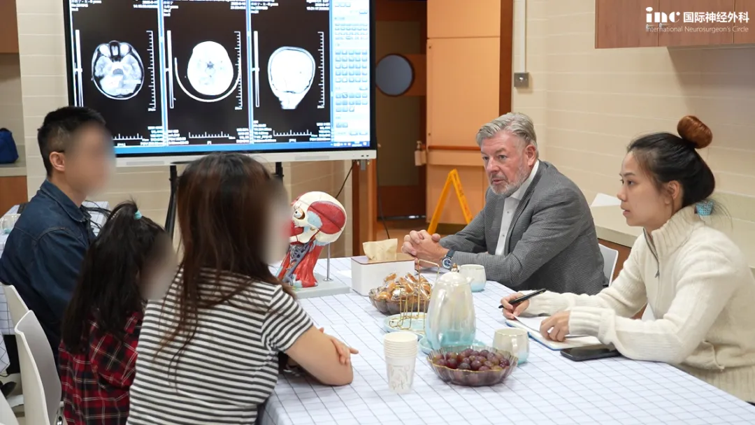 巴教授:“考虑到病灶体积,手术是必须要做的。即便是低级别肿瘤,也可能随时恶变,我们绝不能给肿瘤恶化的机会。脑干与小脑之间存在连接,尽管该病变部分涉及连接区域,但并未累及脑干本身。对他们而言,切除难度较大,但对我来说并非难事,我能做到。(手术)会在尽可能切除肿瘤的同时,保持患者的神经功能和生活质量。”