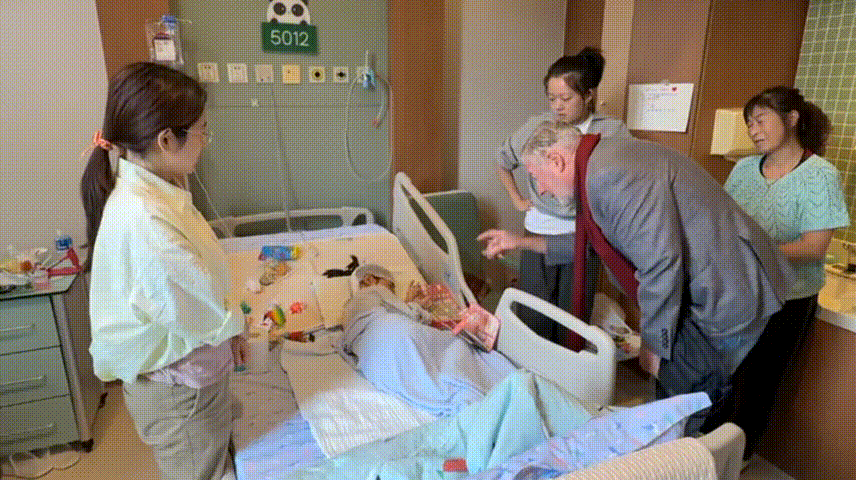 术后第二天,巴教授来到病房查看乐乐的恢复情况,此时的乐乐正躺在病床上看绘本,一旁的妈妈十分开心地说:“她状态挺好的!”在巴教授的示意下,小女孩的手部活动正常,巴教授也建议父母可以尽早让孩子下床运动。