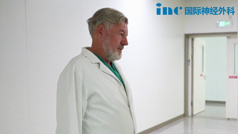 走出手术室的巴教授竖起大拇指：“一切都顺利！”