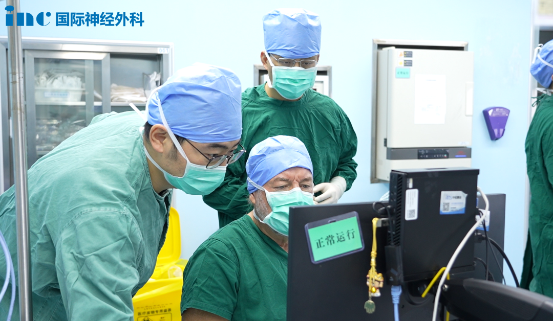 似乎是为了印证术前的评估,手术开始后,竟接连突发了2次警报,每一次警报,都像是电生理监测技术在提醒他们——患者右侧肢体的运动功能可能受到了威胁!