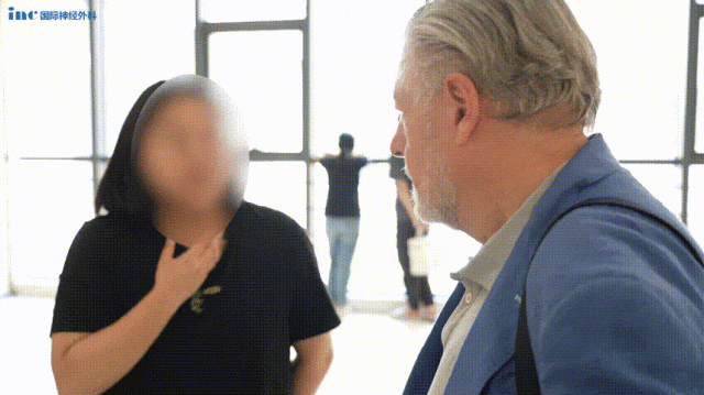 手术室外，钟女士与丈夫听到了这一好消息，她们激动地握住巴教授的手，钟女士一度哽咽。