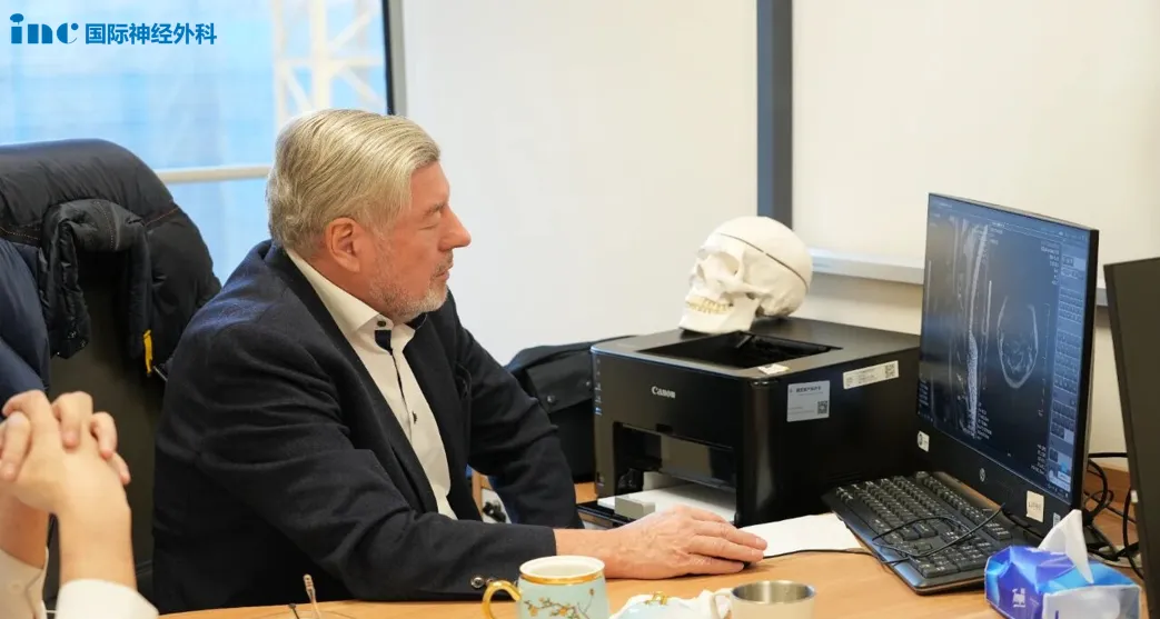 如果再等半年，它很可能再翻一倍，那样情况会更复杂。而且，过去半年病变增长得这么快，本身就说明肿瘤内部可能发生了变化，这种变化甚至可能导向恶性转化。不仅仅是体积问题，肿瘤的攻击性才是关键。我希望家长能够为孩子做出正确的决策，因为孩子的健康非常重要，现在正是一个很好的机会。