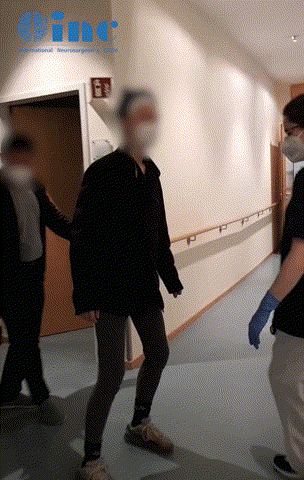 大年三十，这是我脑海绵状血管瘤开颅术后的第4天，正在进行康复训练的我，老爸全程在一旁陪同。