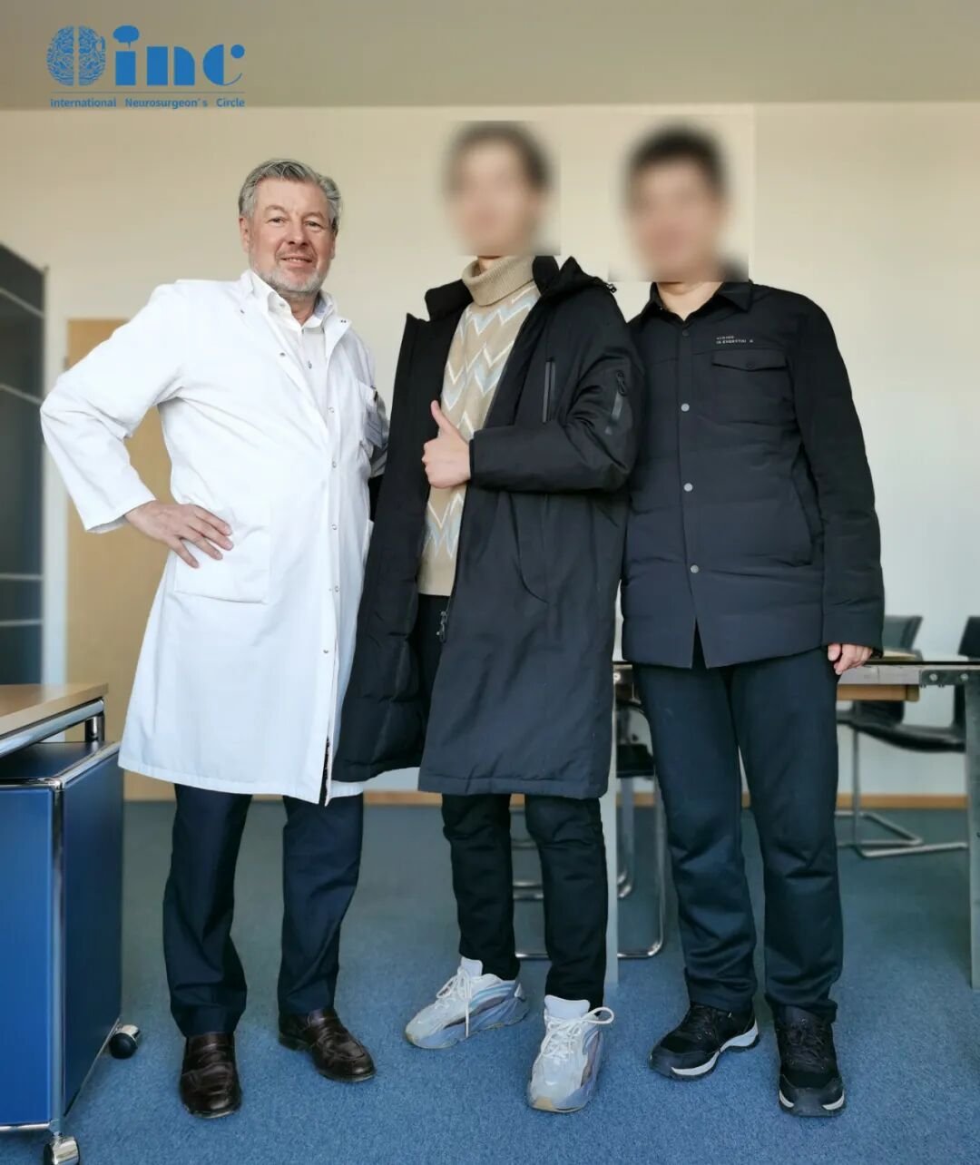 出院之前浩然和爸爸与巴教授合影留念