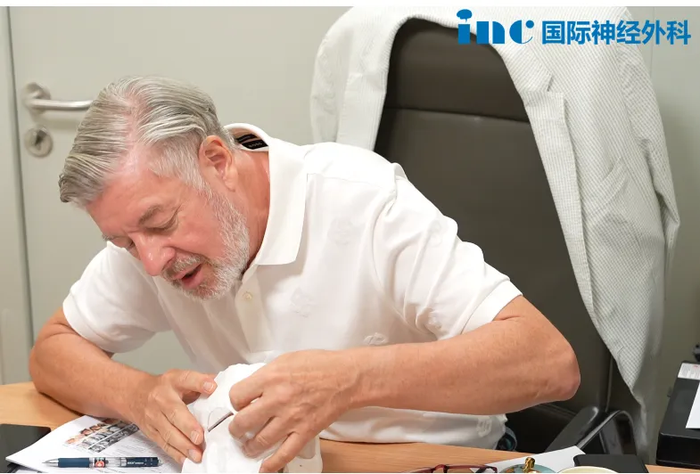 我还记得术前谈话时，巴教授为了让我了解到手术怎么做，一直用大脑模型和我分析。