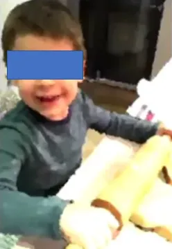 当魔芋再次见到小男孩时，他又露出了快乐的笑容，不过这天也是男孩出院的日子。