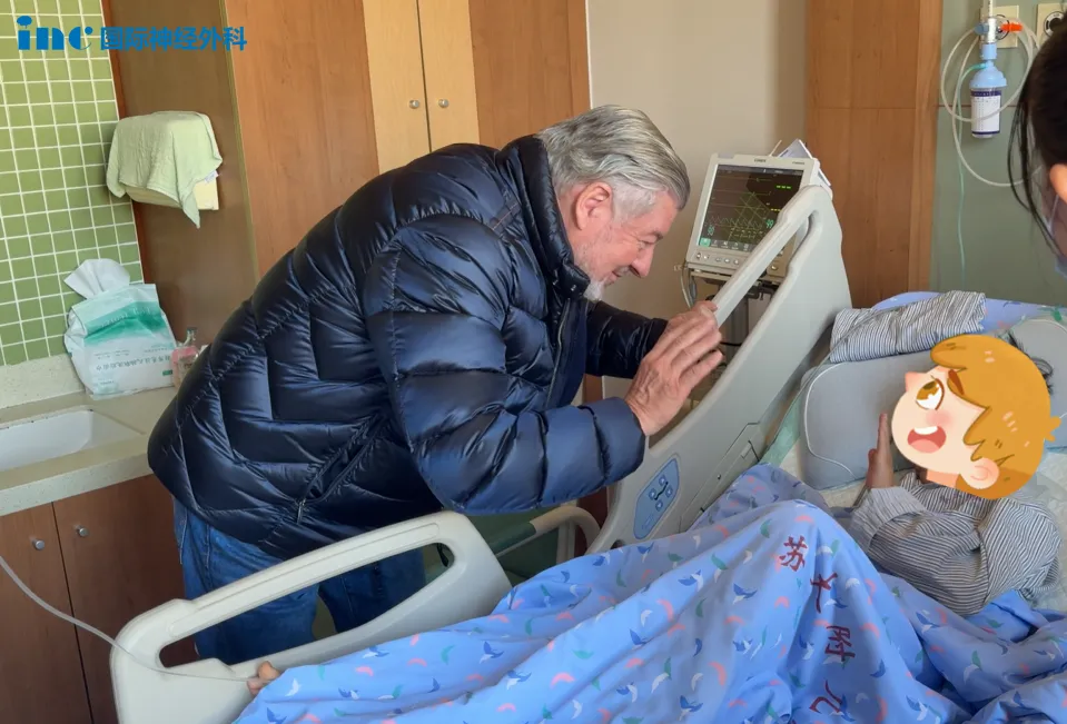 术后第2天，他的各项功能就已恢复，还能下床走路，令前来查房的巴教授竖起大拇指：“非常好，比我预期的还好！”