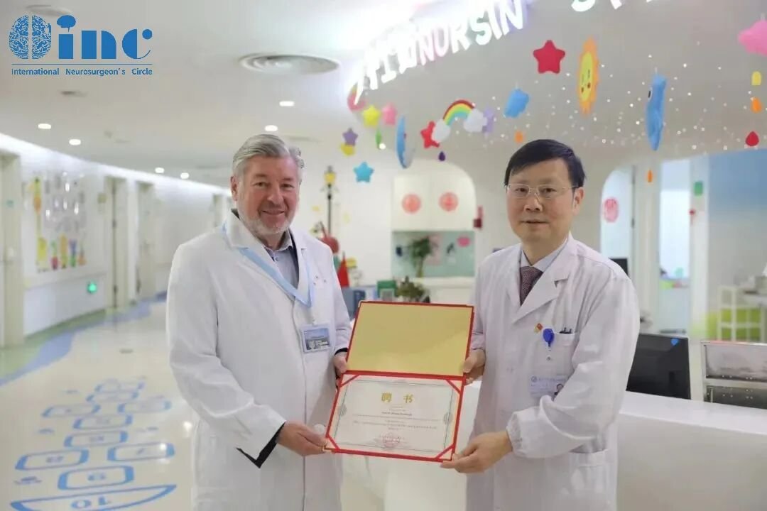 2022年11月，苏州大学附属儿童医院党委书记汪健教授为巴教授颁发第二聘期聘书。