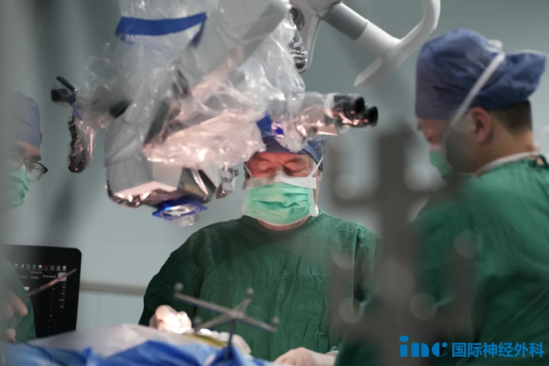 “看过巴教授的手术病例，然后收到他的咨询报告后，我很完整的大概看了15分钟，我就决定手术了！”