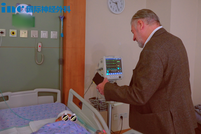 术后第2天查房，看到小航恢复良好，巴教授开心地拿出手机记录下孩子的恢复情况，鼓励道：“你笑一下。”母亲反馈说：“孩子今天早上起来走了一下。”