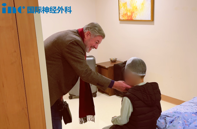 术后第6天，巴爷爷又来啦，小航独立坐在床边玩游戏。看着孩子一天天变好，父母的脸上也重新露出了笑容。