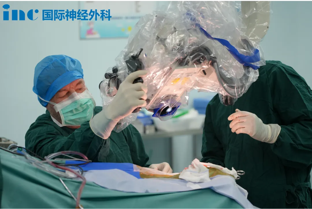 这场备受关注的手术正式展开。巴教授亲自为小达恩调整手术头架、剃除少量头发并绘制手术切口等。