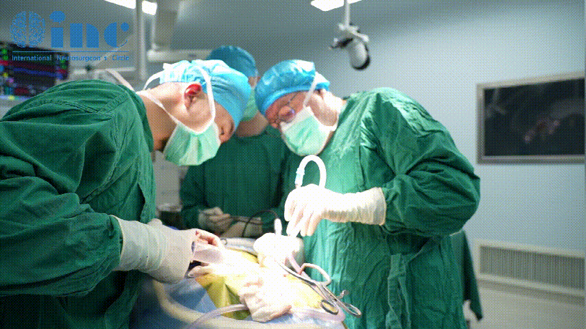 巴教授主刀，国内神经外科团队协助