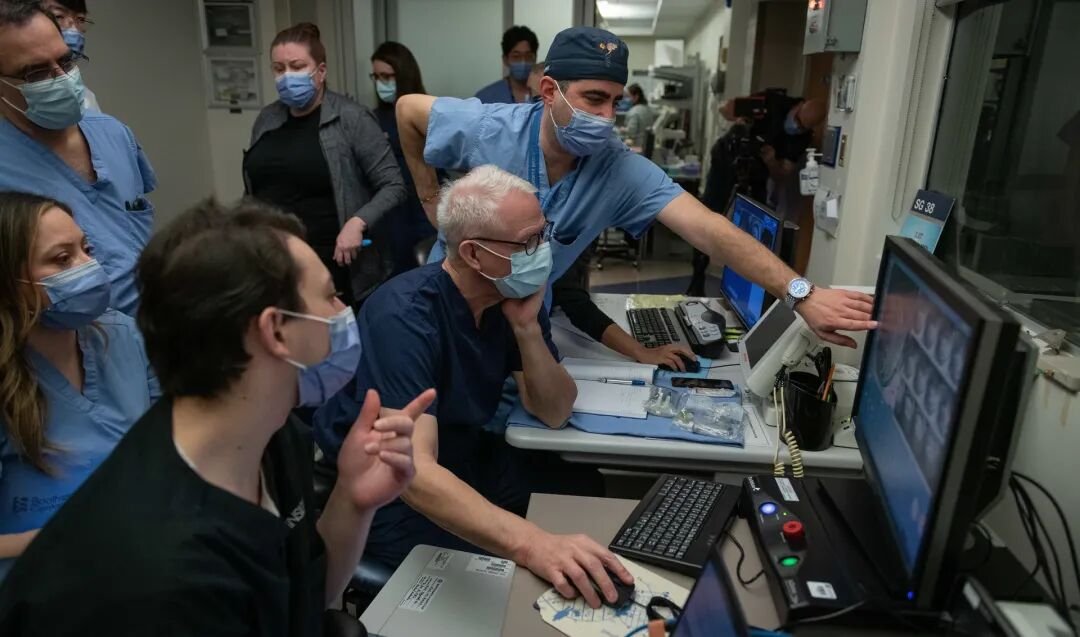 Rutka教授演示低强度聚焦超声利用声波的力量暂时打开血脑屏障。图片来源：Sunnybrook健康科学中心