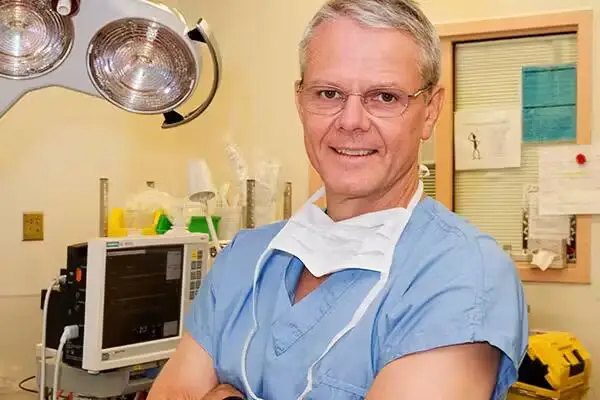 James T. Rutka教授在儿科外科手术、脑瘤分子生物学、癫痫手术和外科手术教育杂志上发表了逾500篇文章。他还与神经外科知名专家合著以及修订教材级别书籍，对神经外科领域的发展做出重大的贡献，且在2013年担任世界神经外科知名杂志《Journal of Neurosurgery》主编，对神经外科医生的研究具有指导性作用。