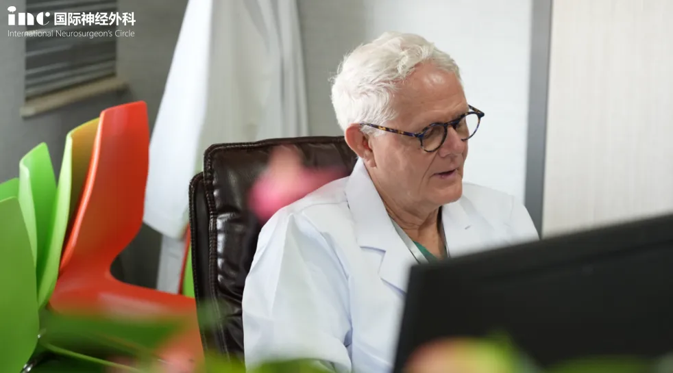 肿瘤起源于透明隔，已侵犯至侧脑室和第三脑室的大部分区域